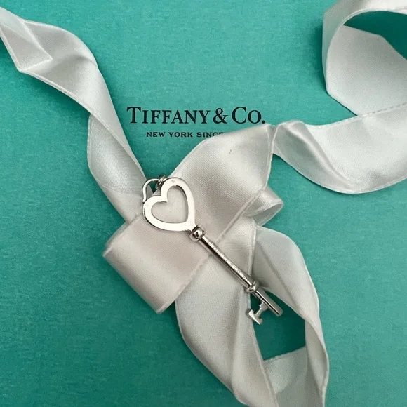 Retired Tiffany large open heart key - Picture 7 of 11